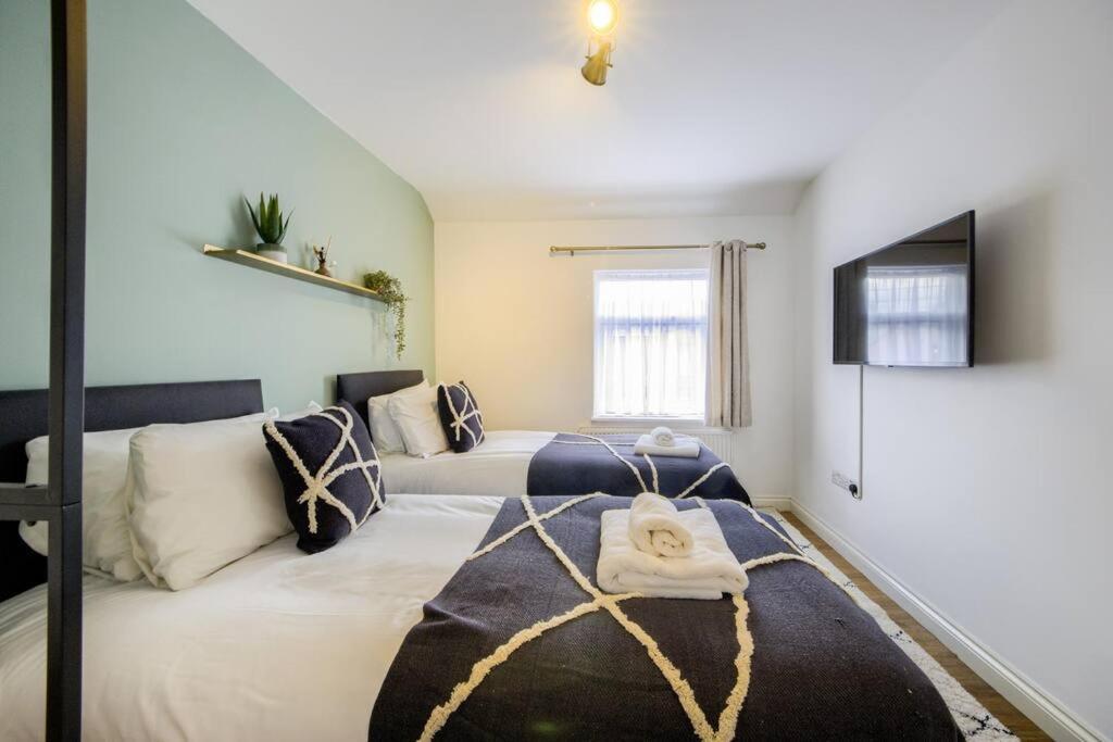 Low Rate For A 4-Bedroom House In Coventry With Free Unlimited Wi-Fi 2 Car Parking 53 Qmc Exterior photo