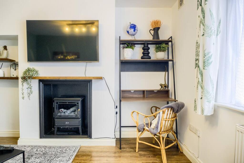 Low Rate For A 4-Bedroom House In Coventry With Free Unlimited Wi-Fi 2 Car Parking 53 Qmc Exterior photo
