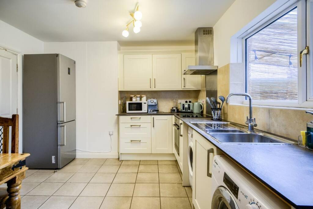 Low Rate For A 4-Bedroom House In Coventry With Free Unlimited Wi-Fi 2 Car Parking 53 Qmc Exterior photo