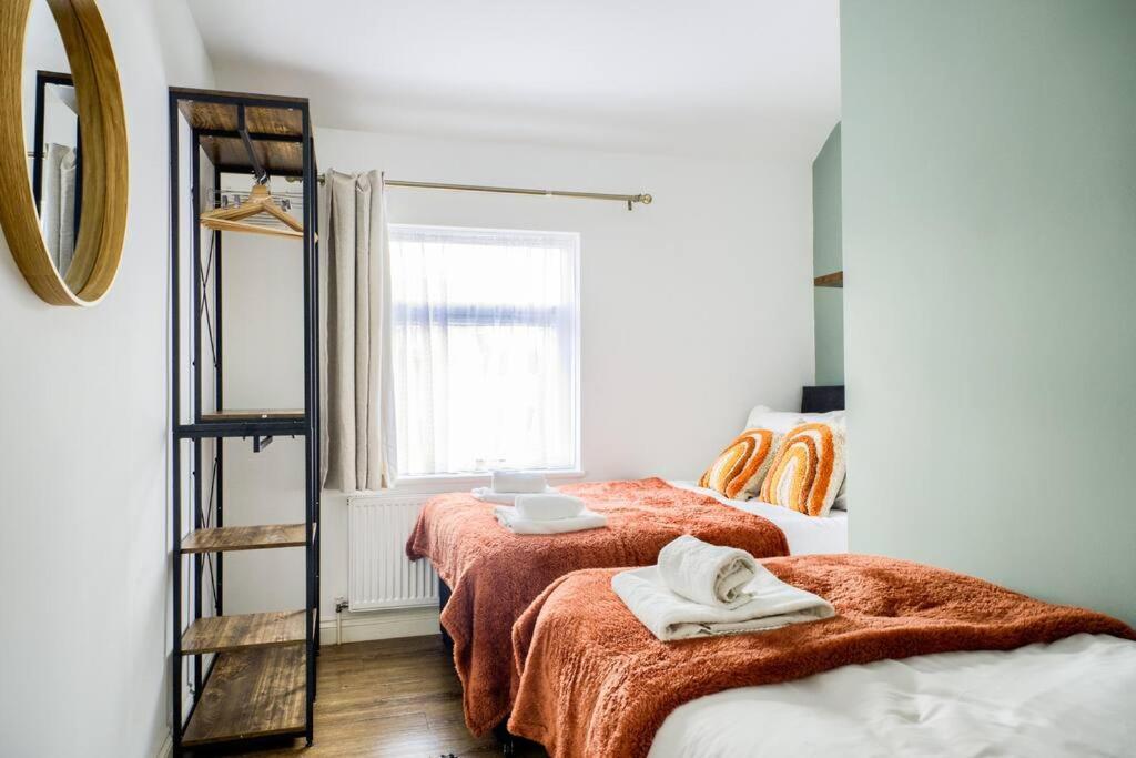 Low Rate For A 4-Bedroom House In Coventry With Free Unlimited Wi-Fi 2 Car Parking 53 Qmc Exterior photo
