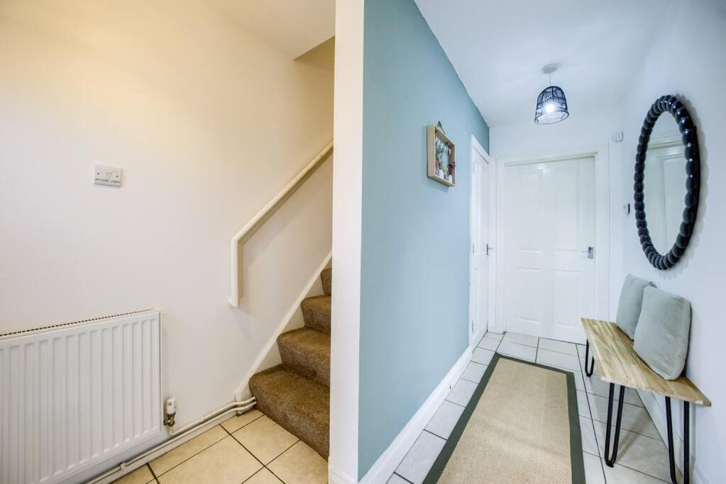Low Rate For A 4-Bedroom House In Coventry With Free Unlimited Wi-Fi 2 Car Parking 53 Qmc Exterior photo