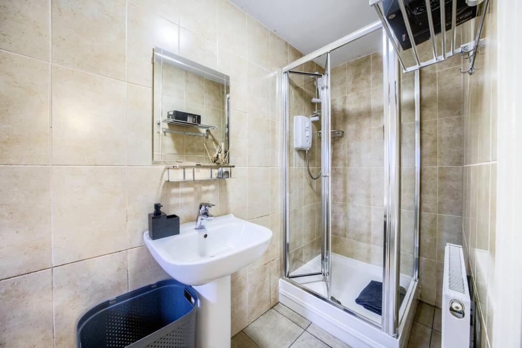 Low Rate For A 4-Bedroom House In Coventry With Free Unlimited Wi-Fi 2 Car Parking 53 Qmc Exterior photo