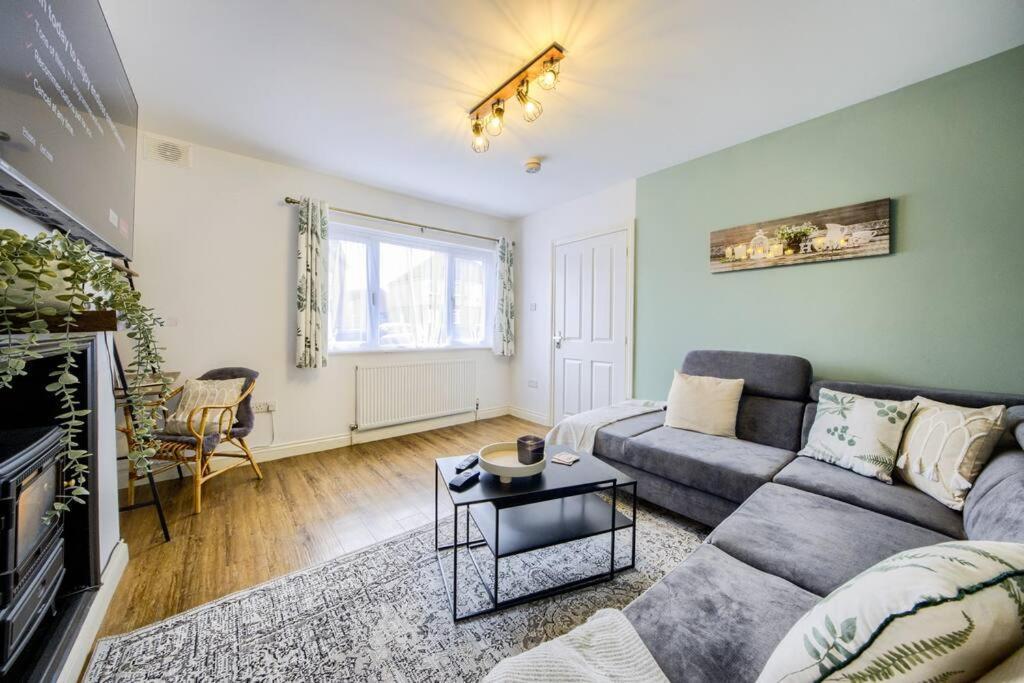 Low Rate For A 4-Bedroom House In Coventry With Free Unlimited Wi-Fi 2 Car Parking 53 Qmc Exterior photo