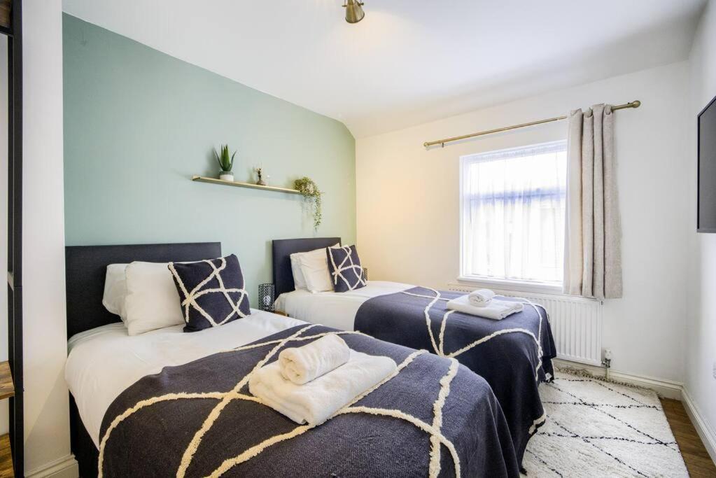 Low Rate For A 4-Bedroom House In Coventry With Free Unlimited Wi-Fi 2 Car Parking 53 Qmc Exterior photo